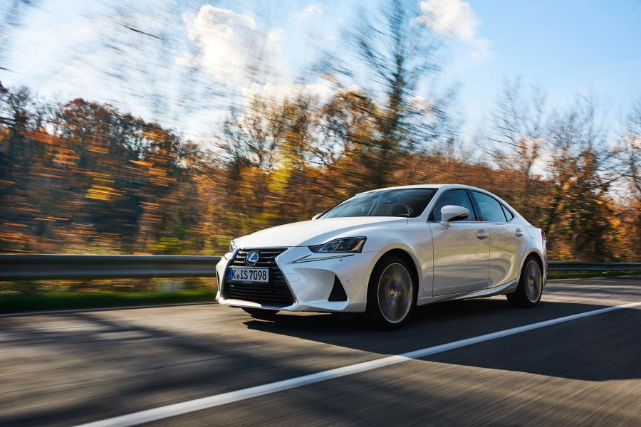  Lexus IS300h 2016 года  (WW) (фото 18 из 28)